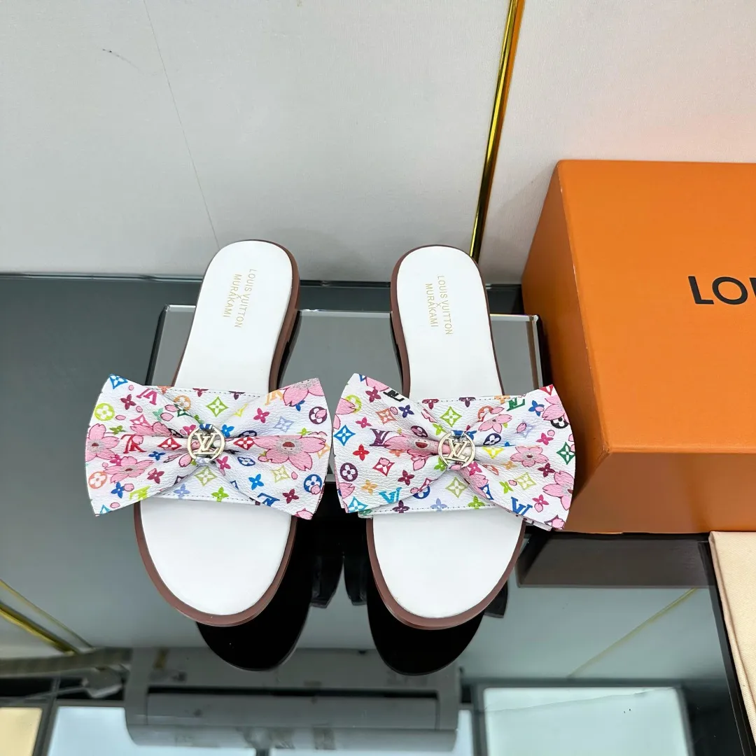 👟👟Ex-factory price 280👟👟 (available all year round) ❥V’s latest popular special material lock it series lock mop, super heavy industry launches! The golden lock on the toe is engraved with the LV letters logo 🔸Number of sizes 34-42) Welcome new and old customers to place orders in the picture above.